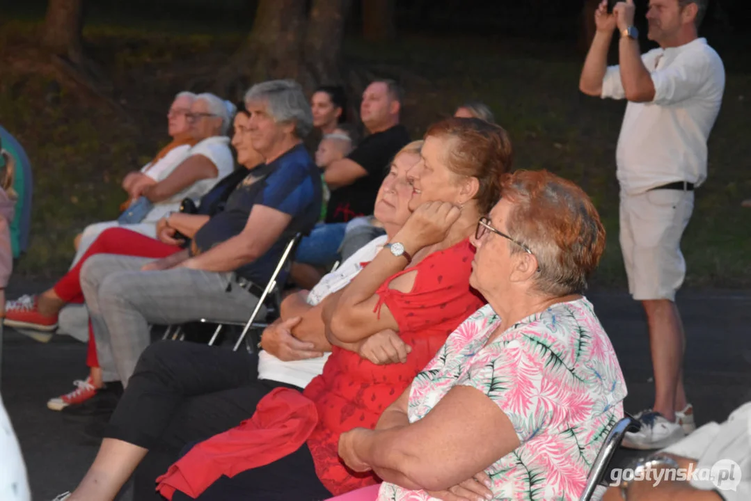 Plenerowy teatr w Piaskach. Niezapomniane przeżycia przy „Zapomnianej historii”, udana zabawa w „Polowanie na motyle”