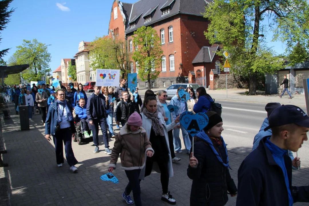 Marsz dla autyzmu. Prawie 300 osób przeszło ulicami miasta w niebieskim korowodzie [ZDJĘCIA]
