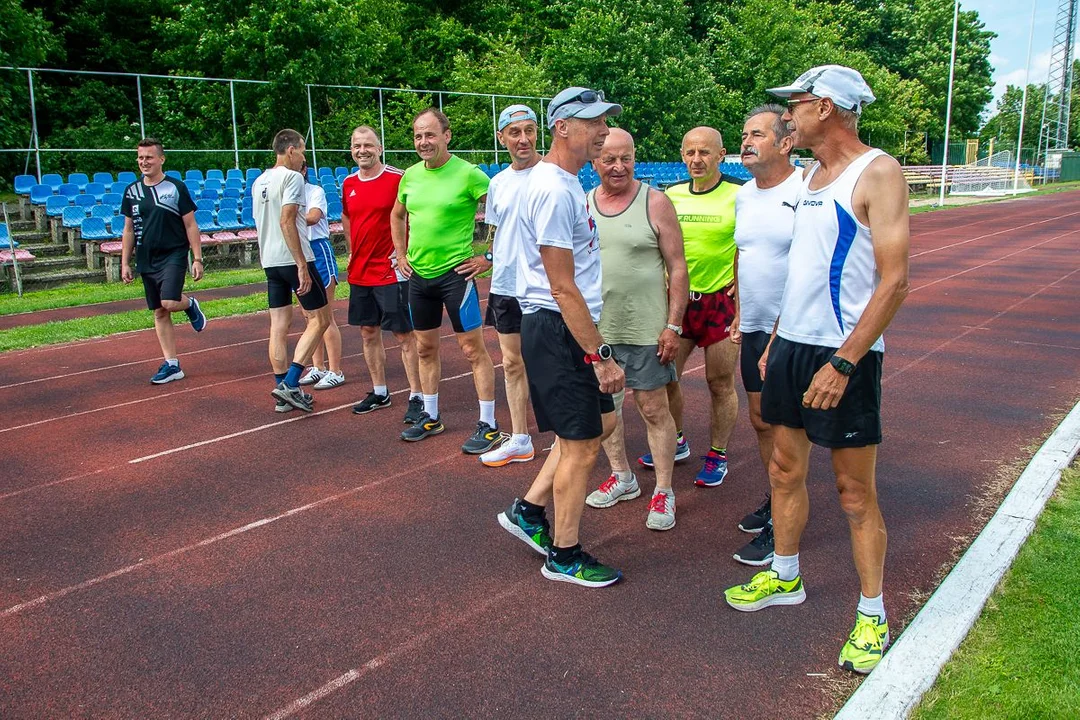 70 okrążeń stadionu w Jarocinie na 70. urodziny. Wiesław Garbarek świętował nietypowo