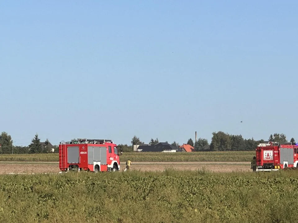 Strażacy z Jarocina, Wilkowyi i Cielczy gaszą pożar balotów słomy