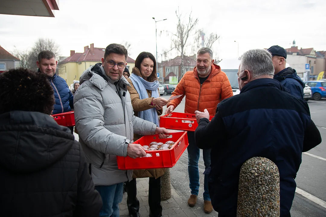 Przedwyborczy tłusty czwartek w Jarocinie. Kandydat PO KO na burmistrza i kandydaci Ziemi Jarocińskiej rozdawali pączki