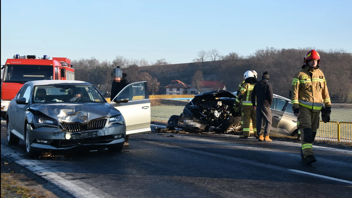 Wypadek na DW434 Gostyń - Poznań. Zderzyły się trzy samochody