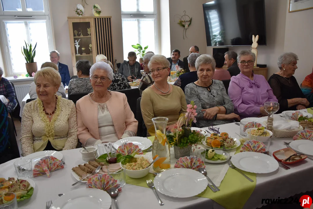 Rawiccy seniorzy z Domu Dziennego Pobytu już po wielkanocnym śniadaniu (ZDJĘCIE) - Zdjęcie główne