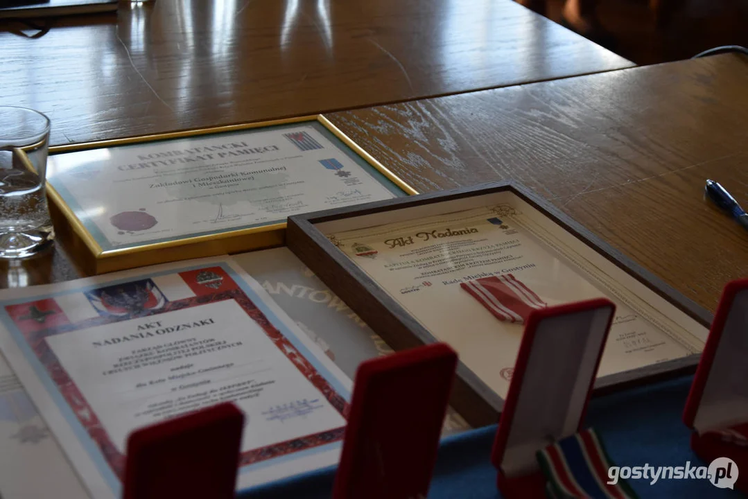 Uroczystość gostyńskiego koła Związku Kombatantów RP i BWP. Wręczanie odznaczeń