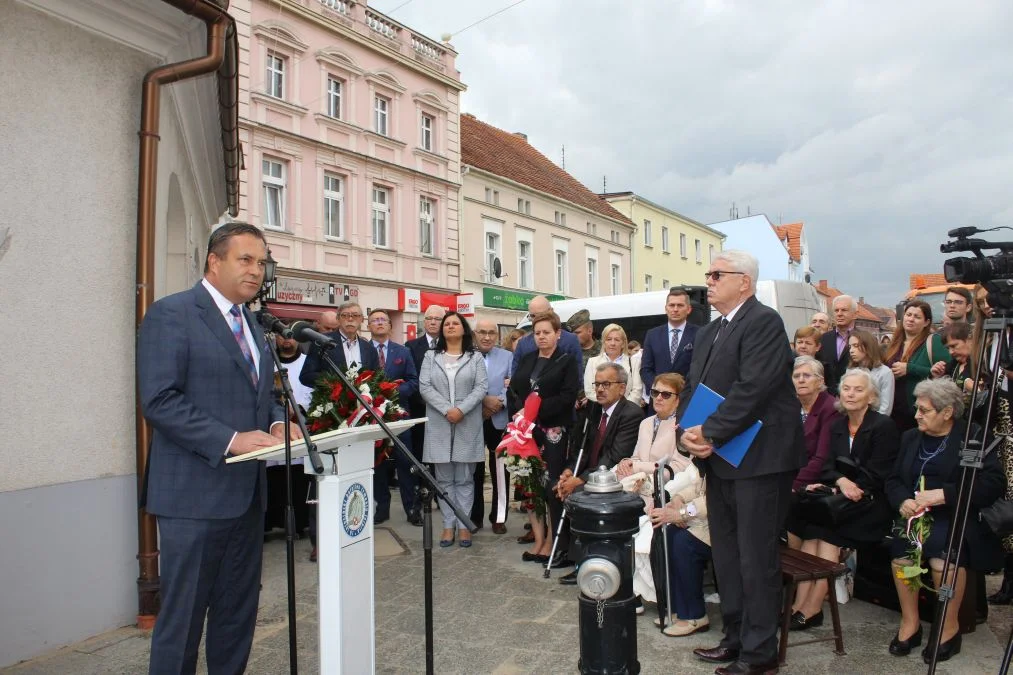 Jarocin. Odsłonięcie tablicy poświęconej kolporterom gazety konspiracyjnej "Dla Ciebie, Polsko" i koncert patriotyczny w JOK-u