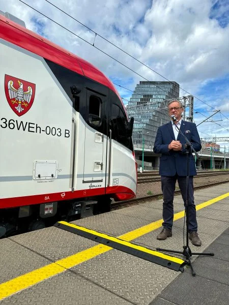 Nowa era transportu kolejowego. Prezentacja Hybrydowego Zespołu Trakcyjnego Impuls 2