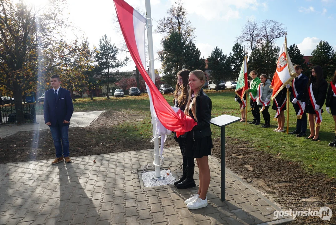 Patriotycznie w Szkole Podstawowej z Oddziałami Integracyjnymi im. M. Kopernika w Piaskach