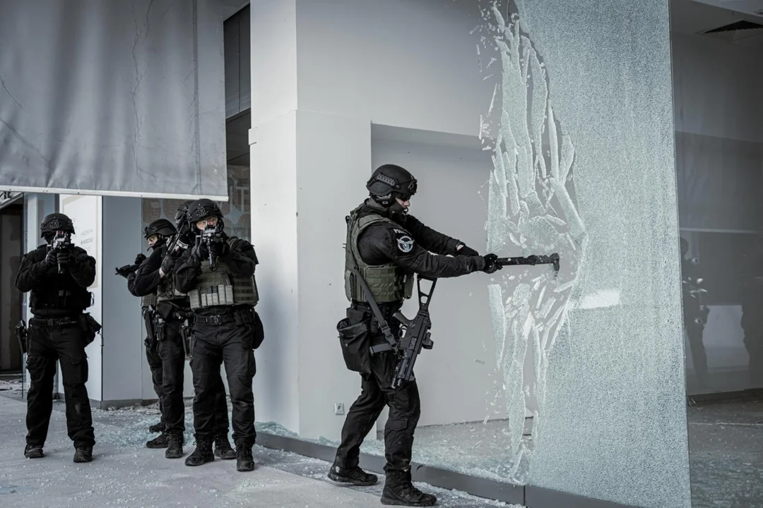 Poznańscy policjanci ćwiczyli w opuszczonej Galerii Malta