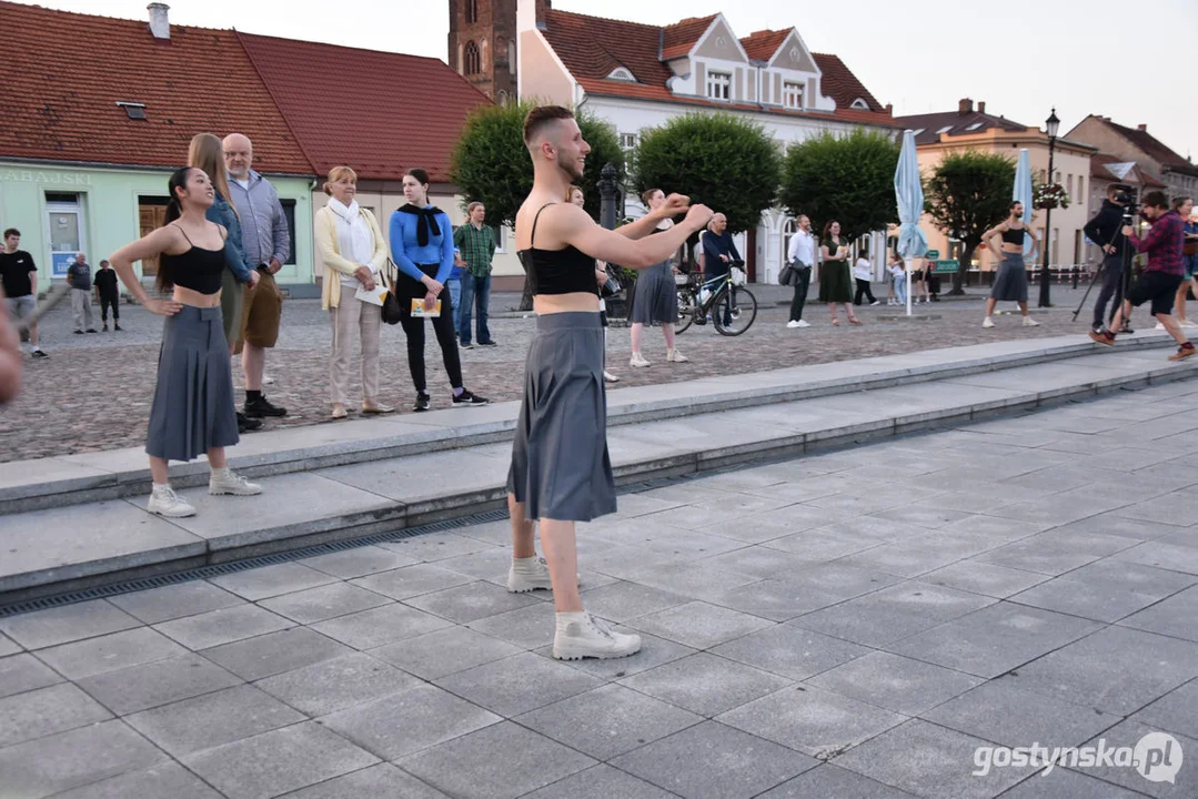 Spektakl teatralny na gostyńskim rynku