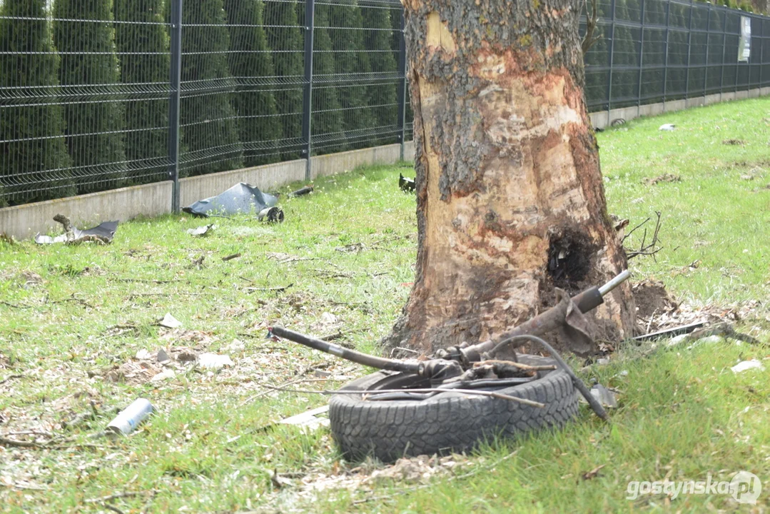 Tragiczny wypadek drogowy pomiędzy Gostyniem a Poniecem, 43-letnia kobieta zginęła na miejscu po zderzeniu auta z drzewem