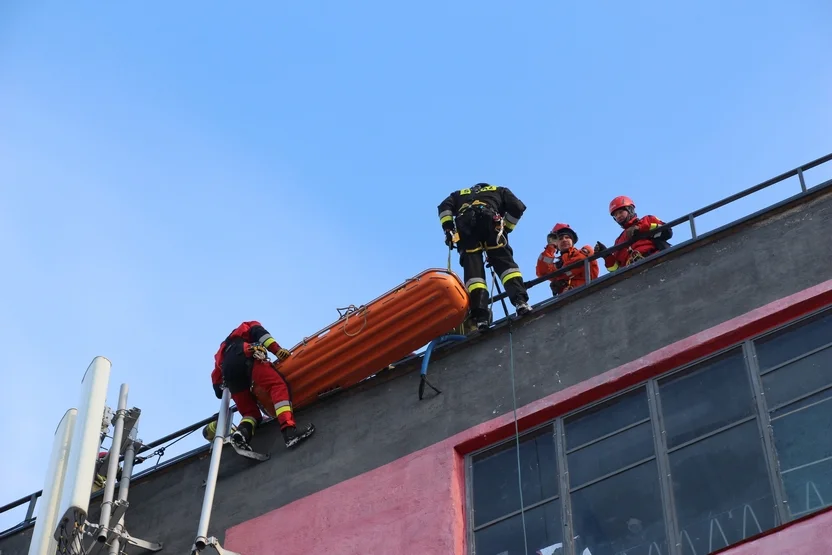 Ćwiczenia z ratownictwa wysokościowego na elewatorze zbożowym w Pleszewie