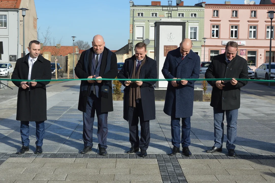 Otwarcie rynku w Jutrosinie z udziałem przedstawicieli samorządów, wojewody i parlamentu