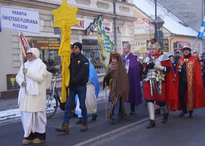 Pleszew świętuje! Orszak Trzech Króli przeszedł ulicami miasta [ZDJĘCIA] - Zdjęcie główne
