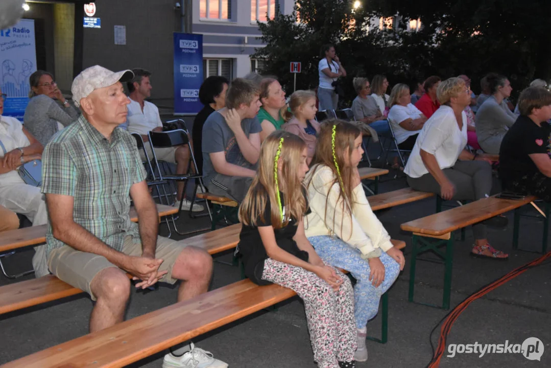 Plenerowy teatr w Piaskach. Niezapomniane przeżycia przy „Zapomnianej historii”, udana zabawa w „Polowanie na motyle”