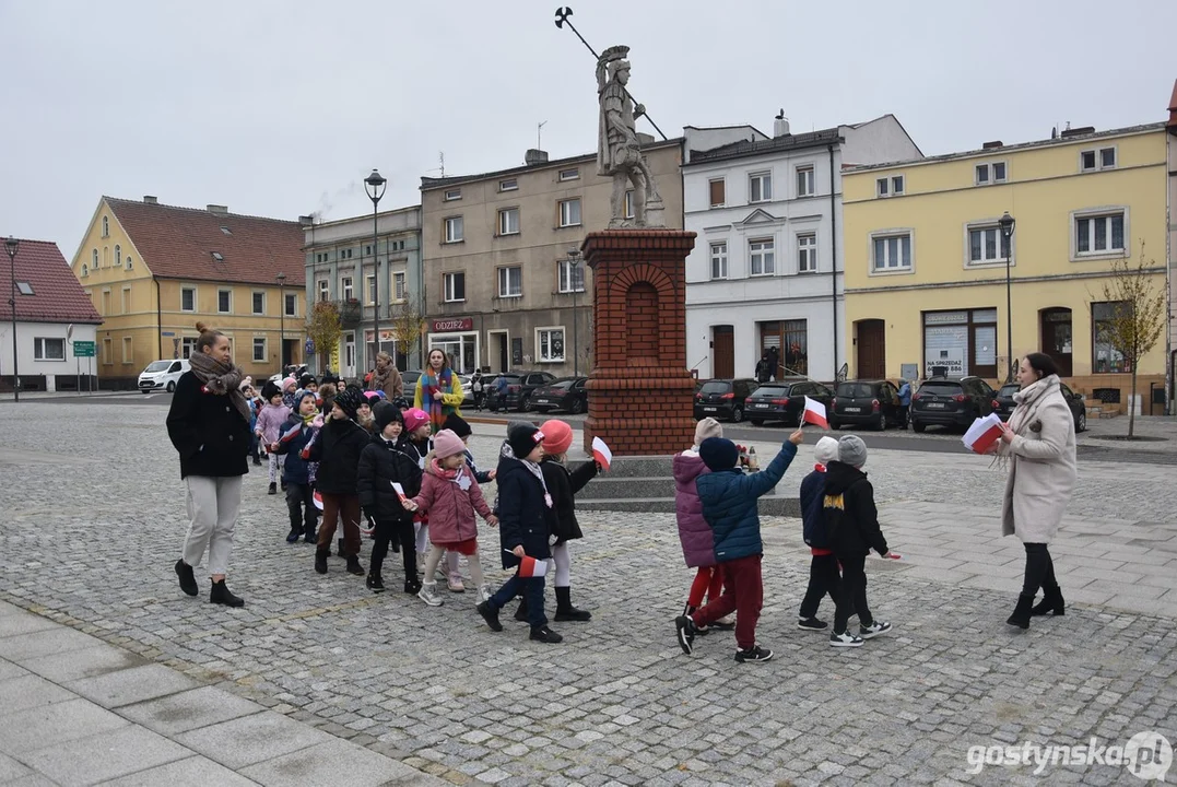 Przemarsz z flagami przedszkolaków z Przedszkola Samorządowego "Pod Świerkami" w Krobi