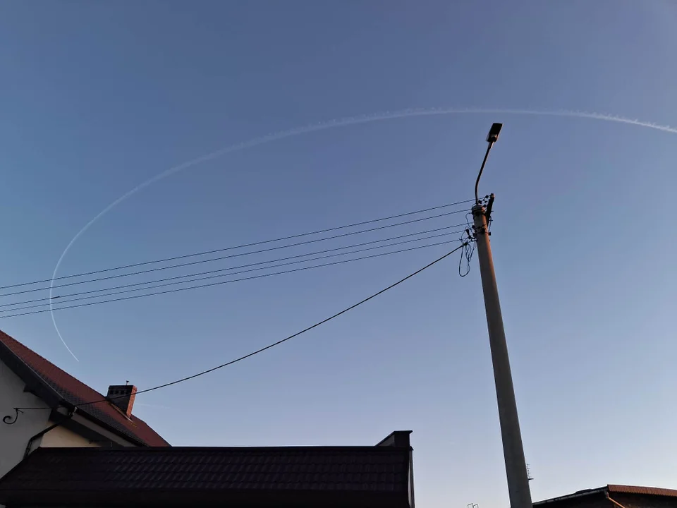 Nietypowa smuga na niebie. „Ten manewr wyglądał dziwnie” - pisze nasz czytelnik