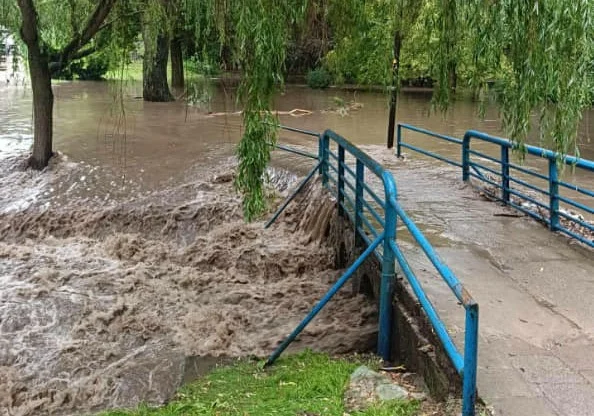 Nawałnica w Kaliszu. Piorun uderzył w jedną z kamienic, woda zalała ulice - Zdjęcie główne