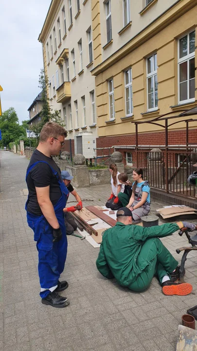 Uczniowie odnowili ławki