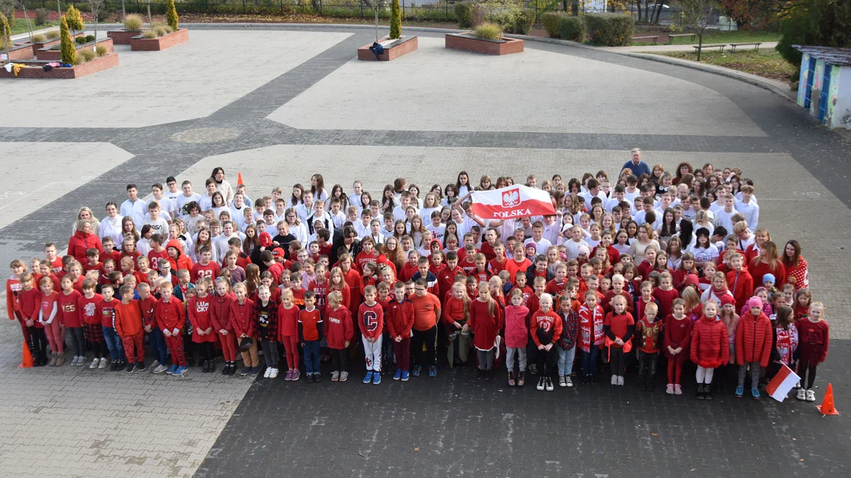 400 uczniów utworzyło biało-czerwoną flagę. Szkoła nr 3 w Gostyniu odpowiedziała na apel ministra edukacji - Zdjęcie główne