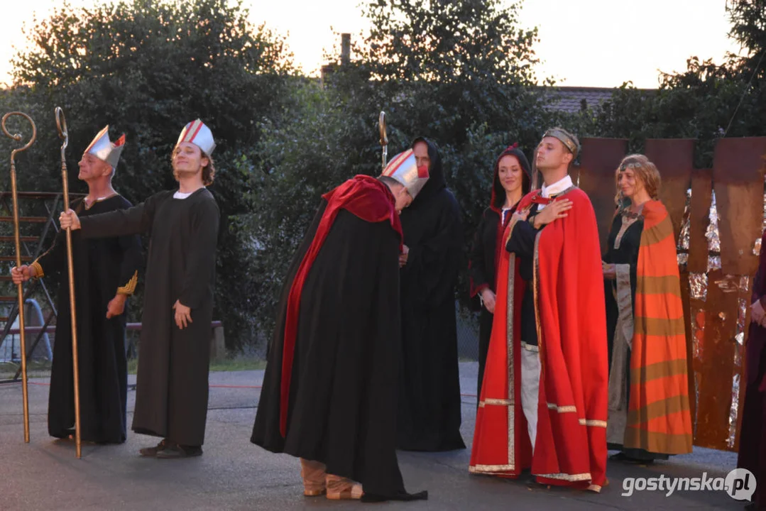 Plenerowy teatr w Piaskach. Niezapomniane przeżycia przy „Zapomnianej historii”, udana zabawa w „Polowanie na motyle”