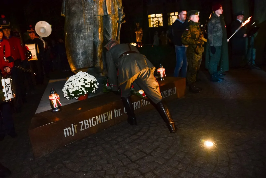 Obchody Święta Niepodległości w Jarocinie. Capstrzyk w parku mjr. Zbigniewa hr. Ostroroga-Gorzeńskiego