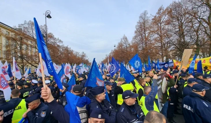 Policjanci z Pleszewa pojechali na protest do Warszawy - Zdjęcie główne