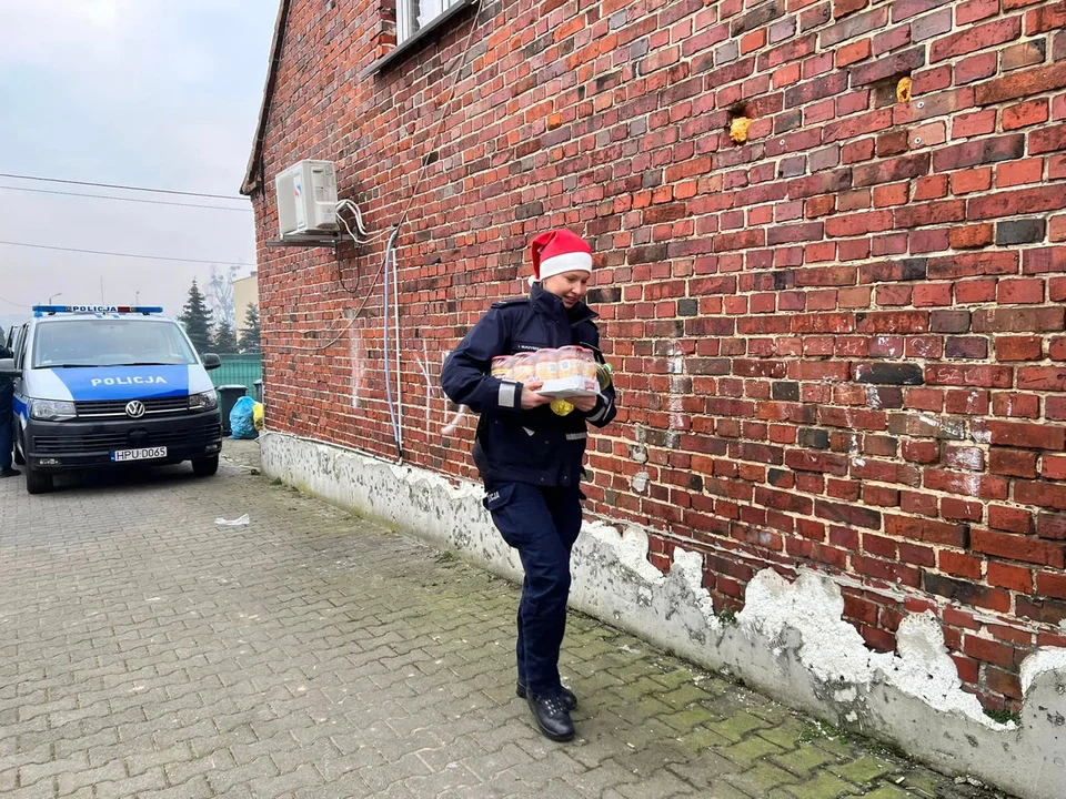 Policjanci z Gostynia zamienili się w Świętych Mikołajów