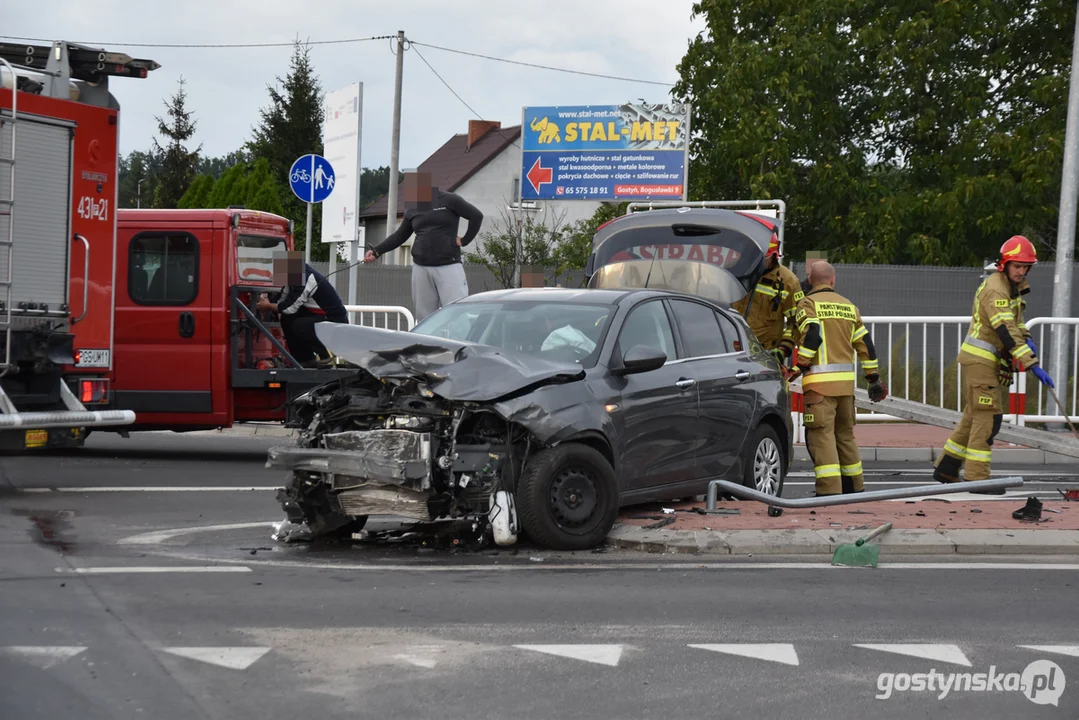 Zderzenie dwóch samochodów na skrzyżowaniu w Gostyniu