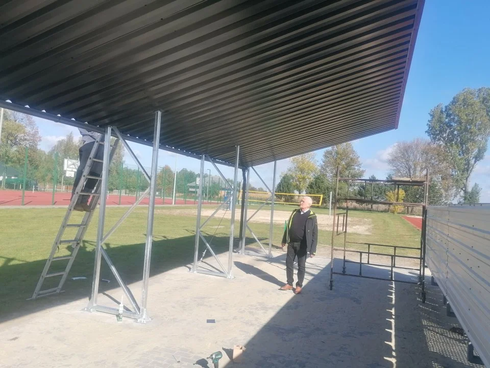 Nowe zadaszenie trybun i piłkochwyty na boisku w Choczu