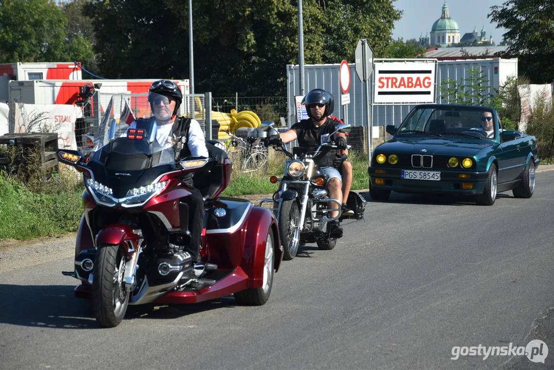 Parada zabytkowych pojazdów podczas dożynek powiatowych na Świętej Górze 2023