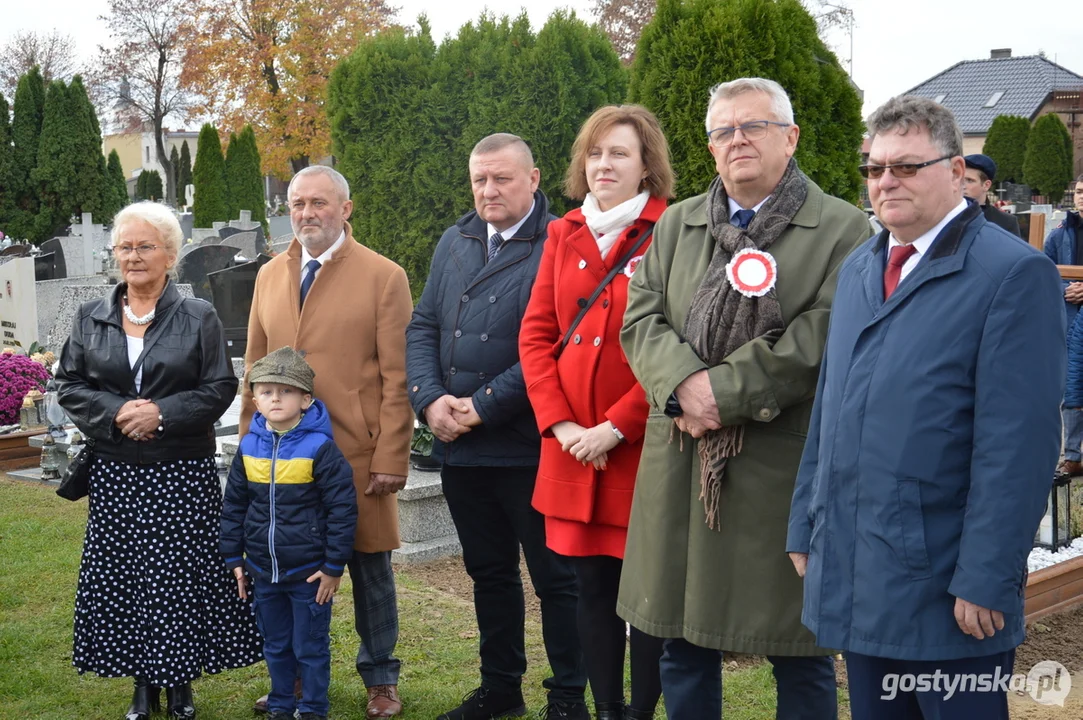 Przemarsz i uroczystości na cmentarzu w dniu 11 listopada w Krobi