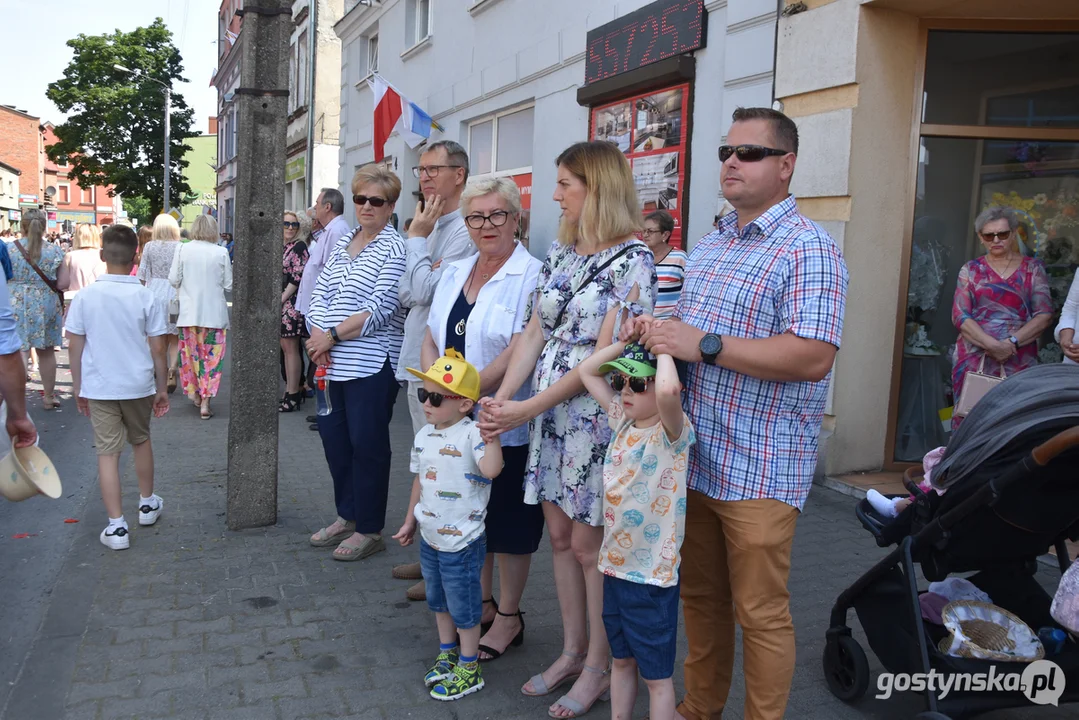 Gostyń - Boże Ciało 2023 - procesja ulicami miasta