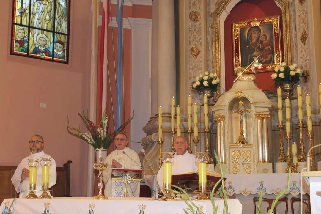 Uroczystość Matki Bożej Cieleckiej w parafii św. Małgorzaty w Cielczy z zawierzeniem KGW z gminy Jarocin