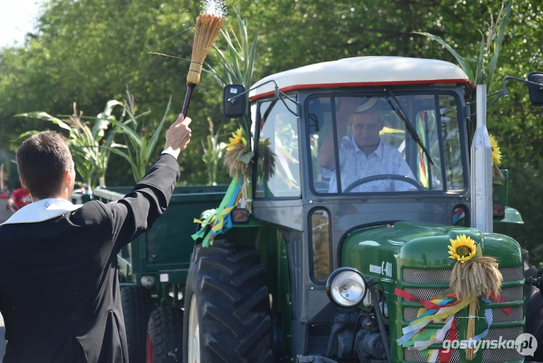 Parada zabytkowych pojazdów podczas dożynek powiatowych na Świętej Górze 2023