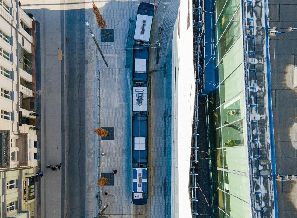 Wyjątkowy tramwaj w Poznaniu. Posiada panele fotowoltaiczne - Zdjęcie główne