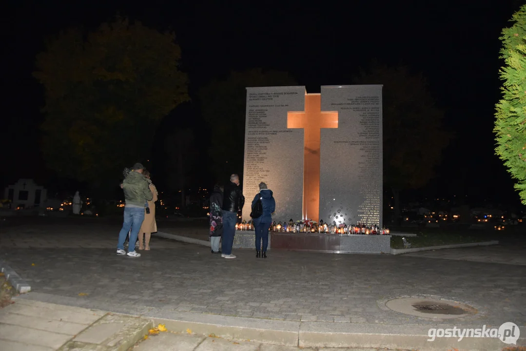 Wszystkich Świętych 2023 w Gostyniu. Znicze i kwiaty na nagrobkach - jak wyglądają cmentarze