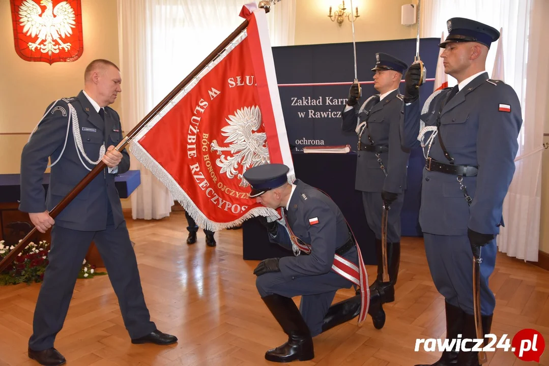 Ważna uroczystość w Zakładzie Karnym w Rawiczu. Placówce nadano sztandar - Zdjęcie główne