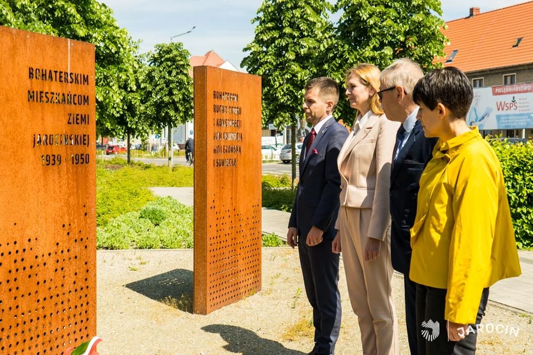 Dzień Zwycięstwa z nową burmistrz Jarocina. Władze gminy i powiatu złożyły kwiaty na Skwerze Pamięci