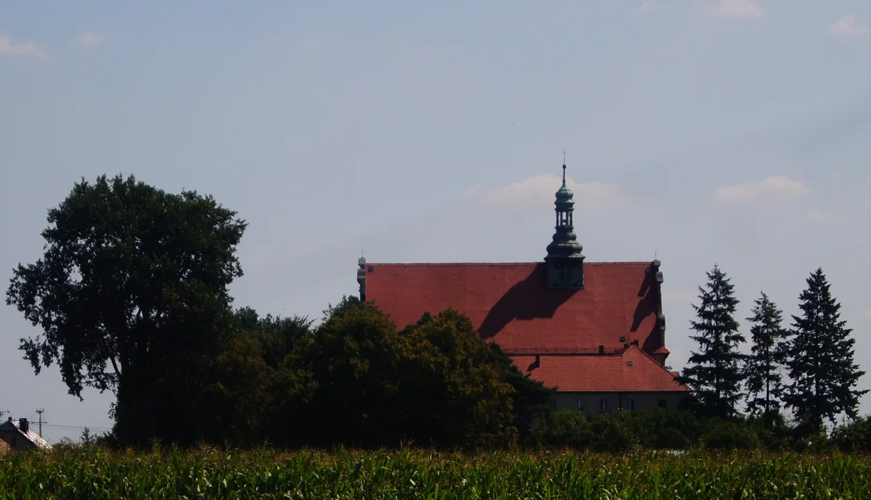 Widok na kościół i klasztor na Goruszkach w Miejskiej Górce