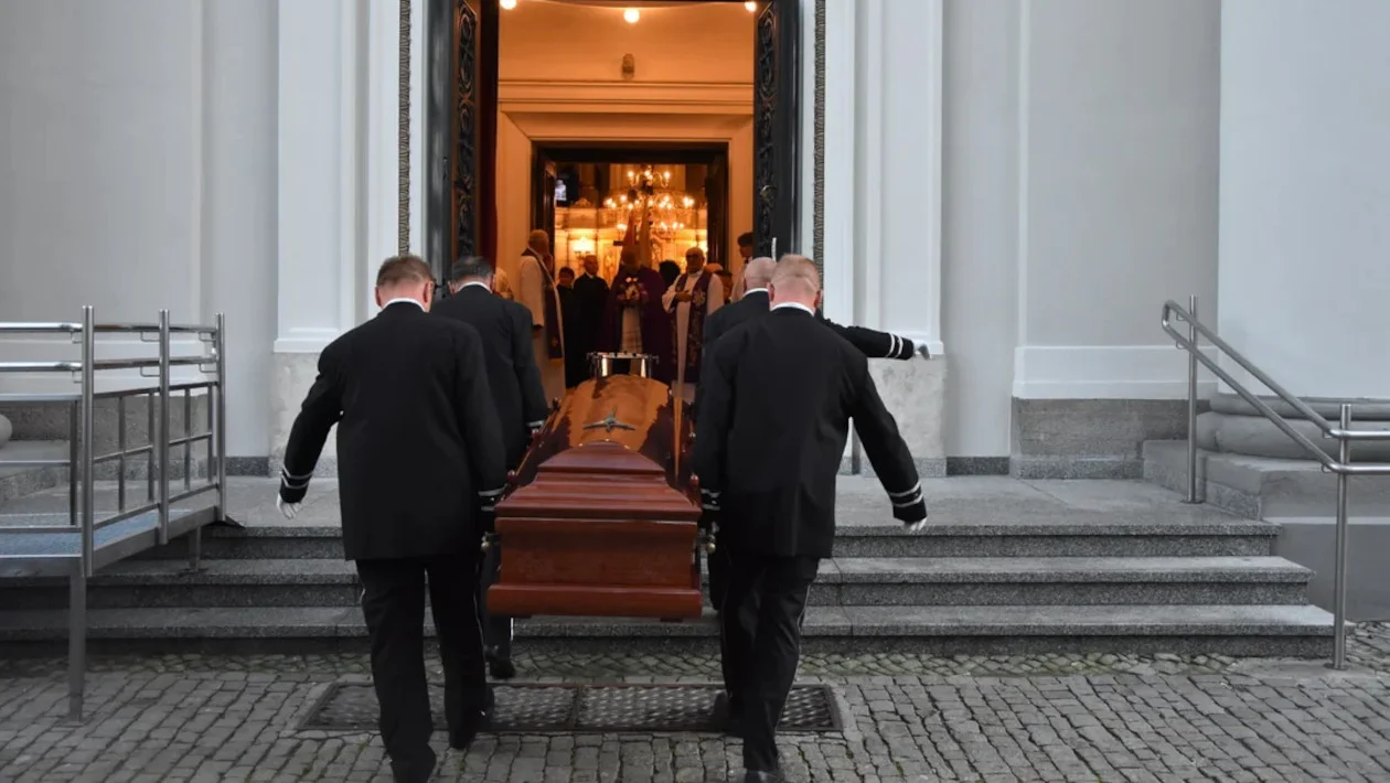 Wierni pożegnali proboszcza parafii pw. św. Andrzeja Boboli w Rawiczu - Zdjęcie główne