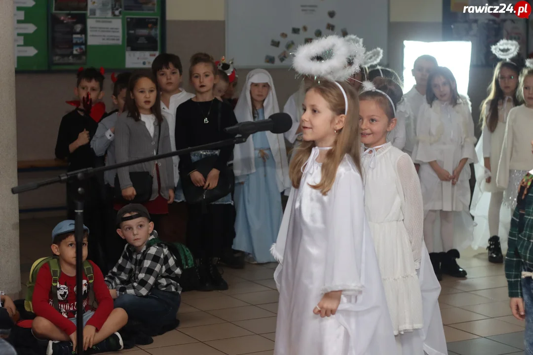 Jasełka, życzenia i poczęstunek w szkole w Sierakowie