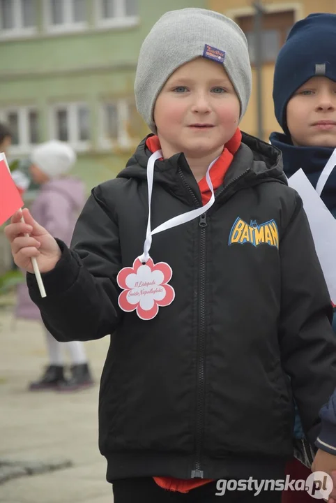 Przemarsz z flagami przedszkolaków z Przedszkola Samorządowego "Pod Świerkami" w Krobi