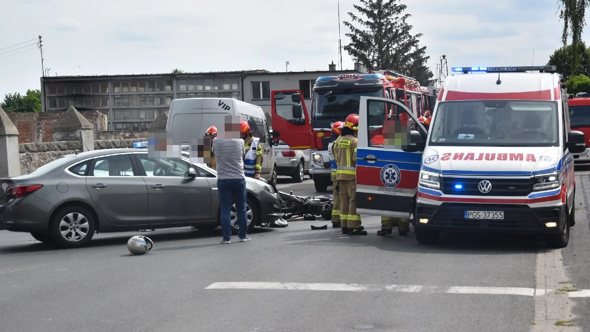 Zderzenie motoroweru z samochodem w Karolewie. Kierowca jednośladu trafił do szpitala - Zdjęcie główne