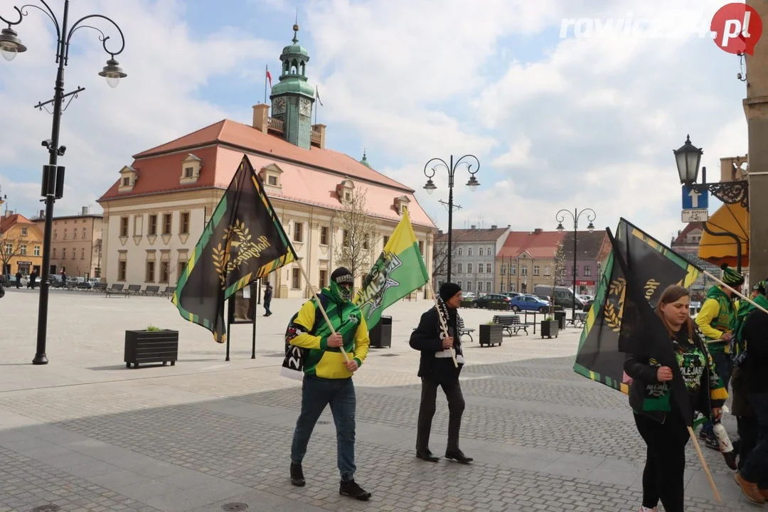 Kibice Kolejarza przeszli ulicami miasta.