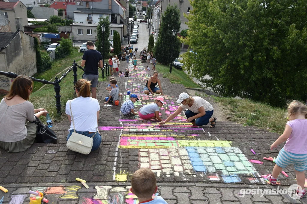 Dzieci z Gostynia malowały schody na Górę Zamkową