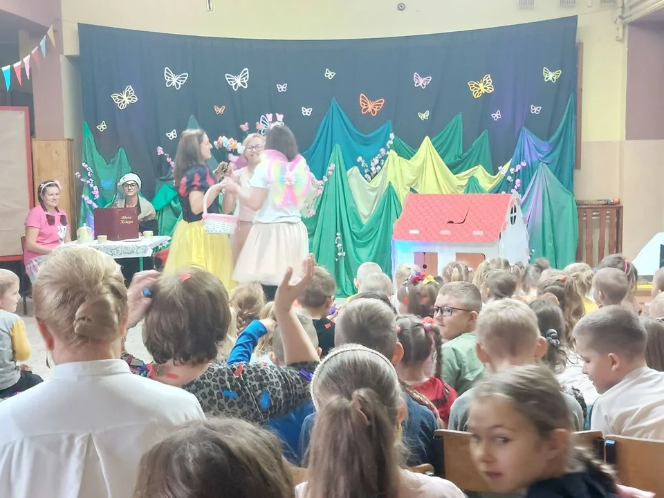 Rodzice zagrali dla dzieci. Premiera muzycznej bajki w Szkole Podstawowej Daleszyn