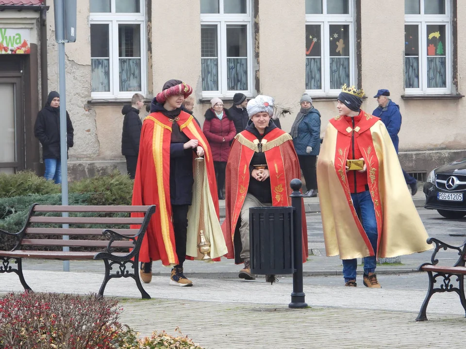 Orszak Trzech Króli i koncert kolęd w kościele w Piaskach Wlkp.