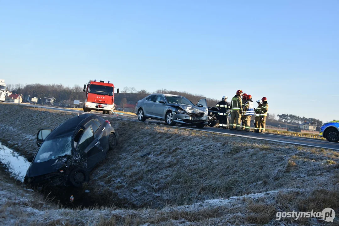 Wypadek na DW434 Gostyń - Poznań. Zderzyły się trzy samochody