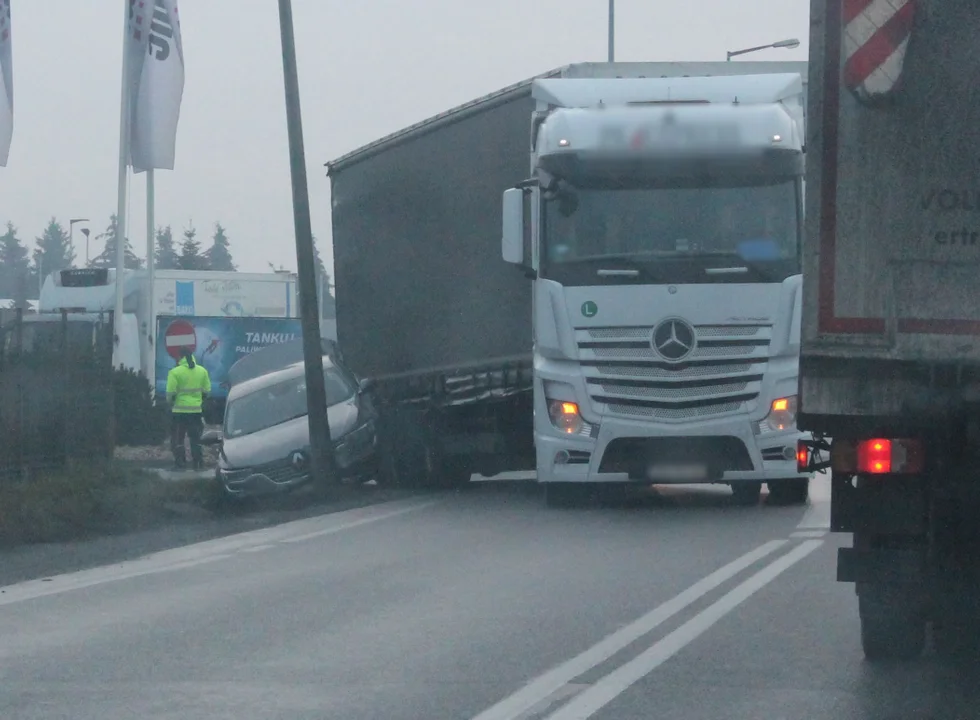 Utrudnienia na drodze krajowej 11/12. Doszło do zdarzenia z udziałem osobówki i ciężarówki - Zdjęcie główne