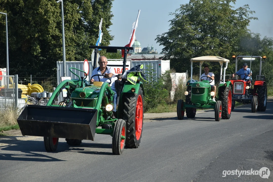 Parada zabytkowych pojazdów podczas dożynek powiatowych na Świętej Górze 2023